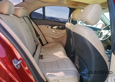 2017 Mercedes-Benz C 300 z USA, uszkodzony, nr VIN 55SWF4JB0HU232822